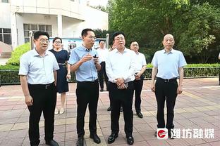 这是在北方吗？火箭客战猛龙 狄龙单薄外套敞开胸肌一览无余